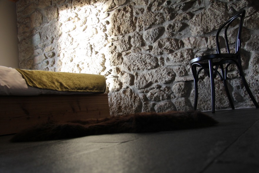 意大利山区百年老屋的现代情感空间-8