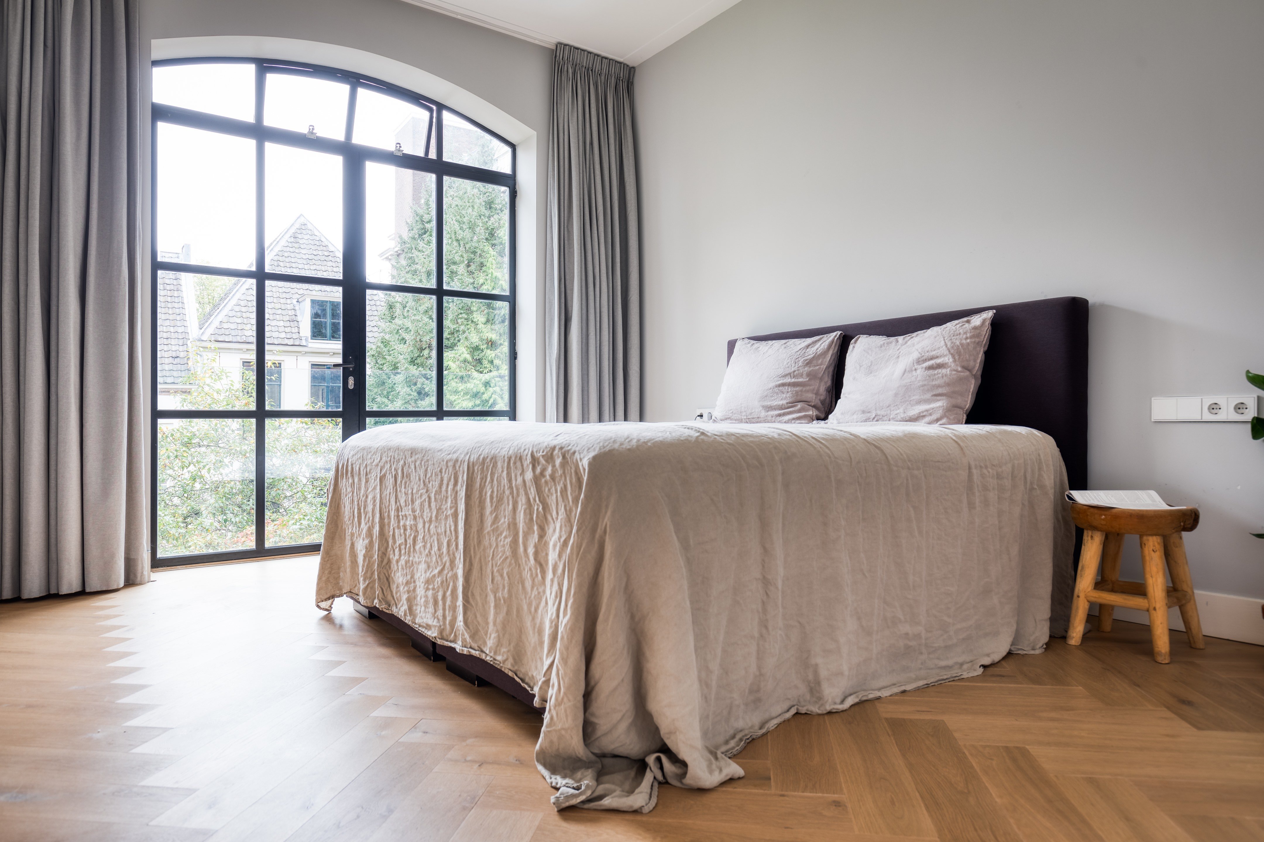 乌特勒支百年古宅,温馨地板映衬罗马教堂-4