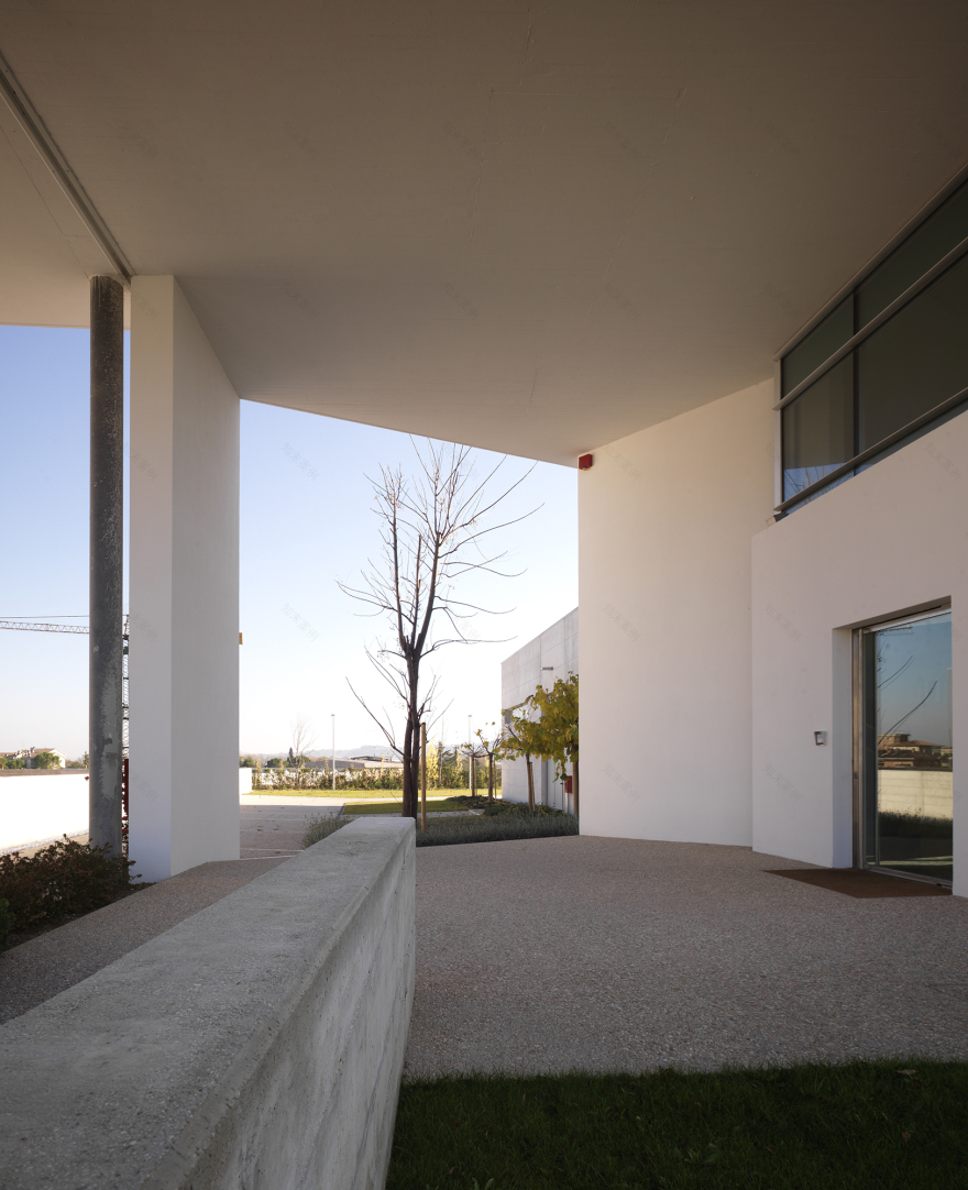 意式轻工业风建筑,环保节能的办公仓储佳作-6