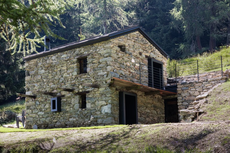 森林中的石头小屋-3