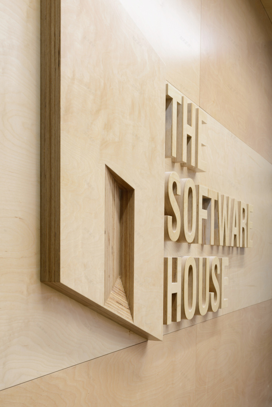 波兰哥特式旧邮局里的创意绿意办公空间-5