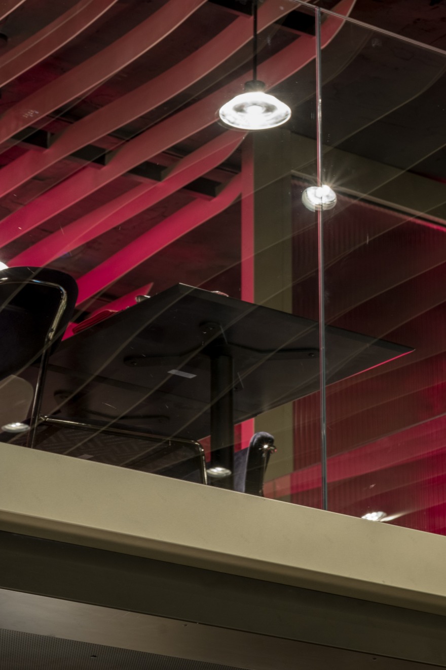 Milan 繁华中心的戏剧性餐厅-59