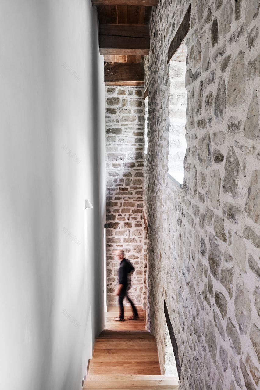 地震废墟中的重生——意大利 Casale Mongibello 别墅设计-8