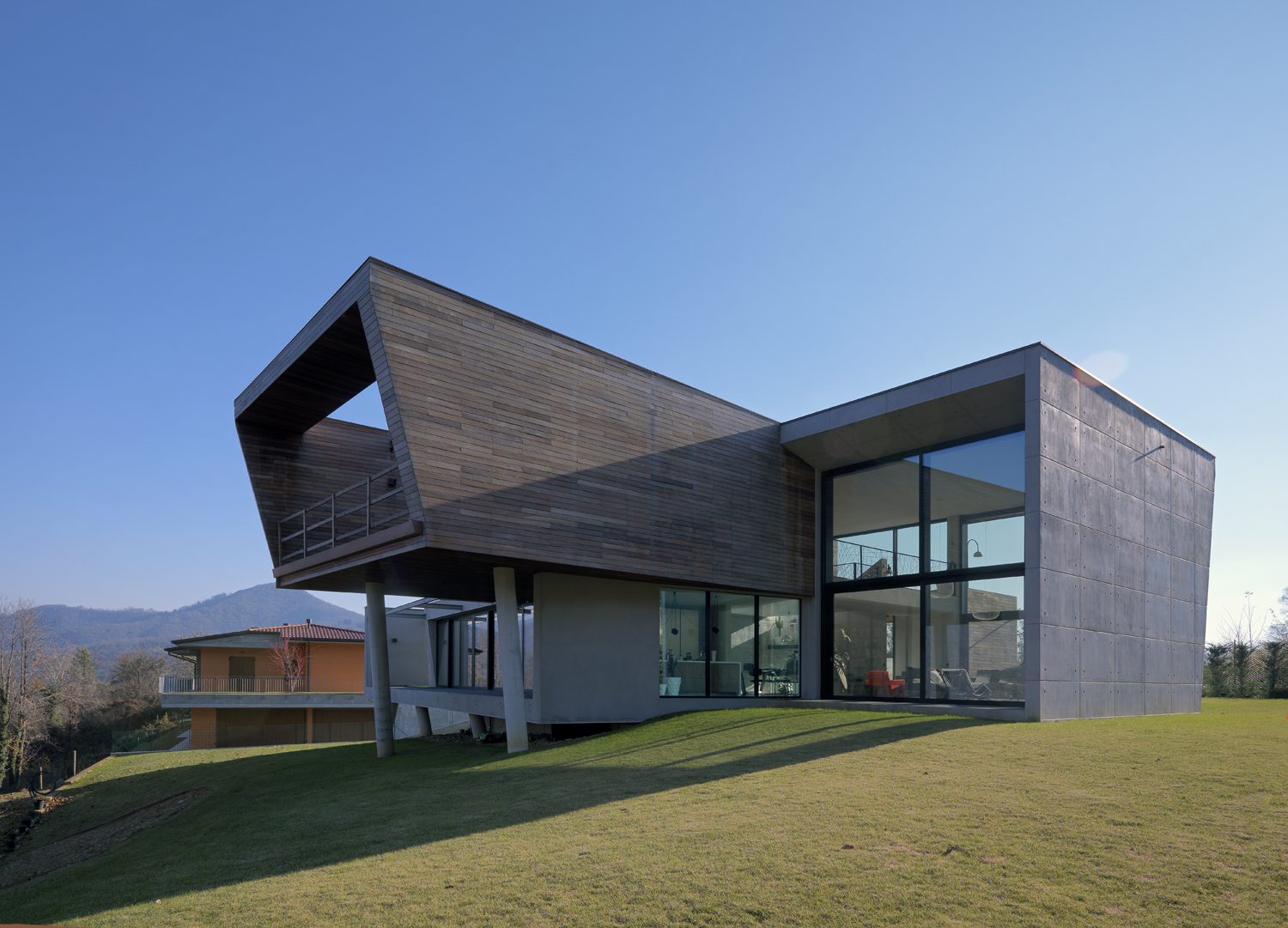 悬浮森林中的透明别墅-15