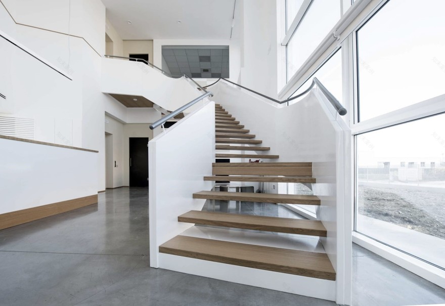 动态工厂入口,弧形楼梯与皮革墙壁的巧妙融合-2