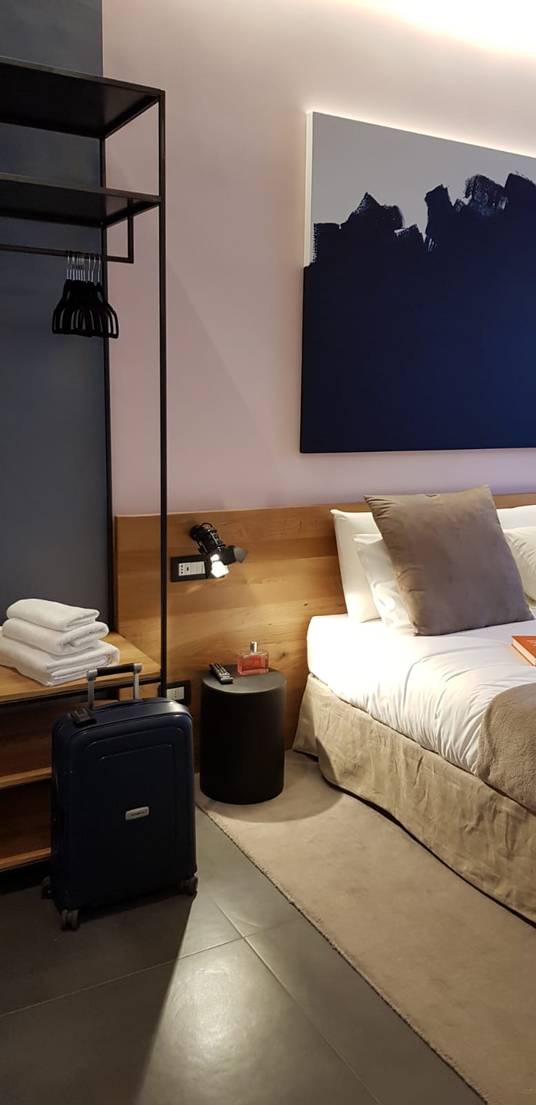 Stile e design caratterizzano la ristrutturazione di questo bellissimo appartamento al centro i Roma, per l'illuminazione è stata scelta DASA-5