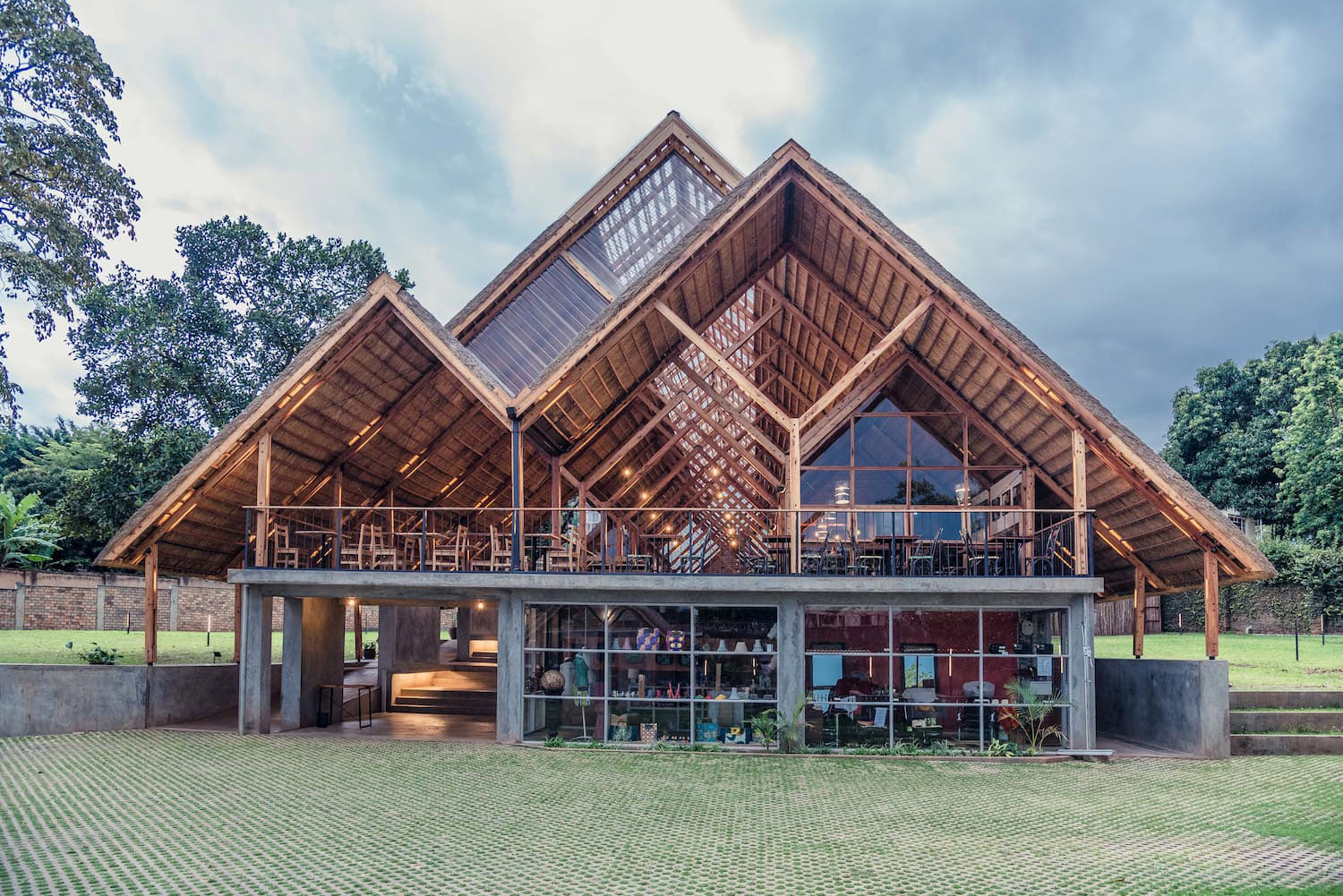 Yamasen日式餐厅，乌干达/桉树木材屋顶下的惬意清凉空间-15