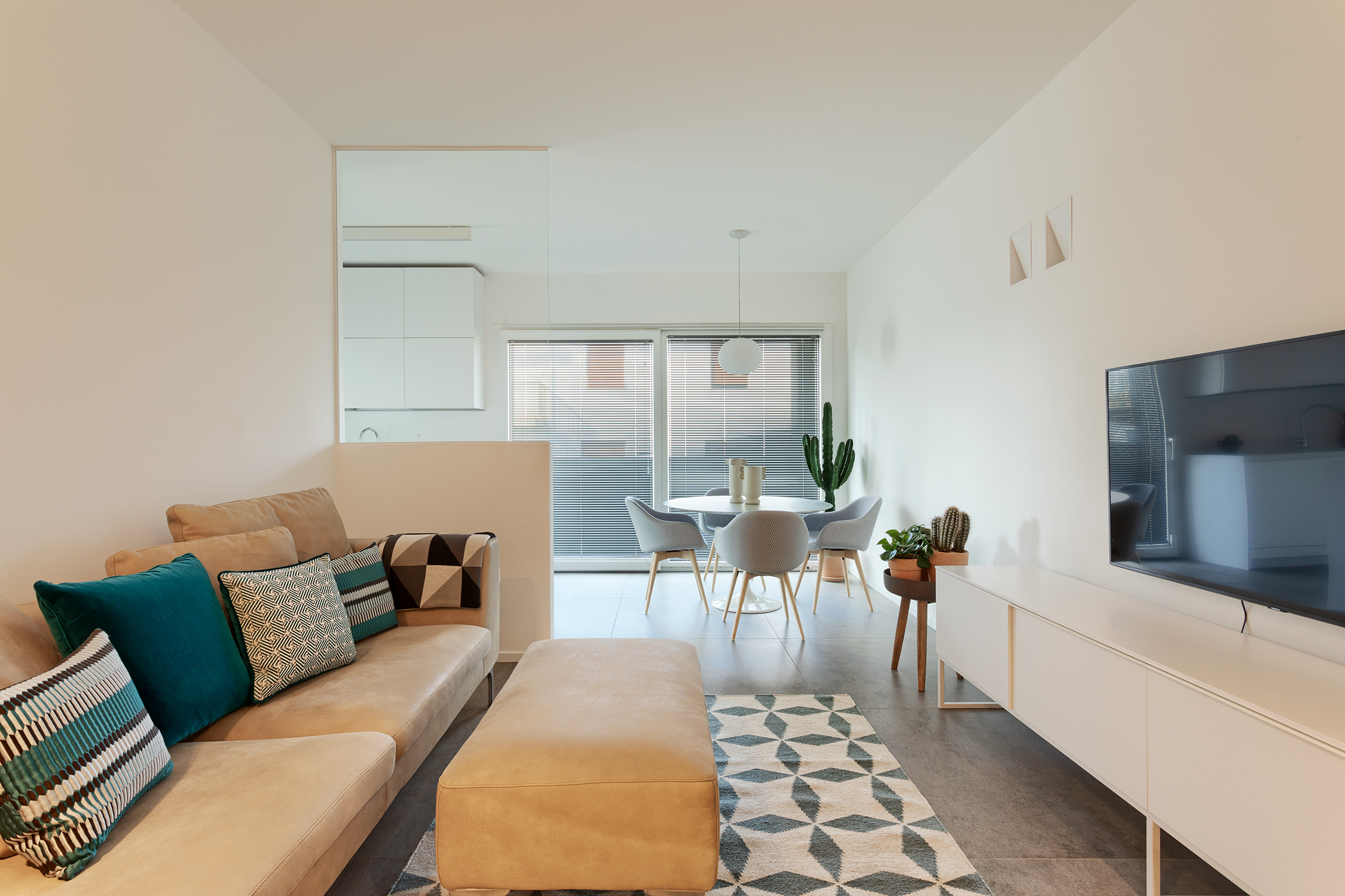 极简白色公寓,自然光线与设计完美融合-4