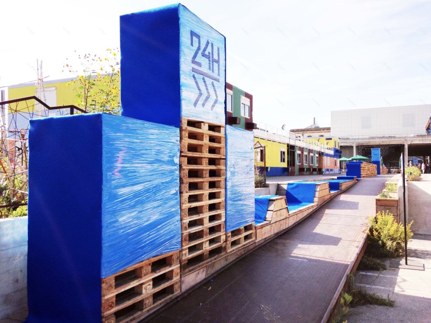 塑胶薄膜包装的临时展览空间-0