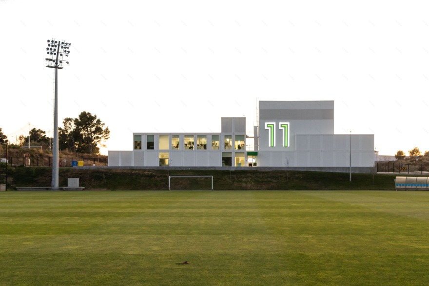 足球城市中的电视频道临时建筑-8