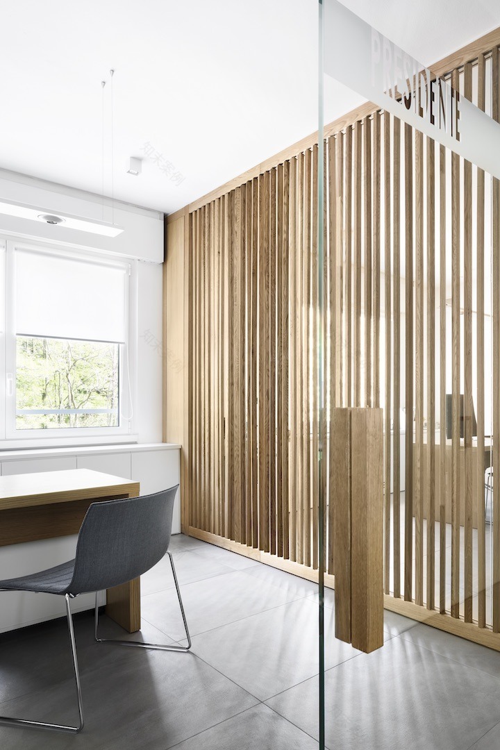 定制实木与玻璃结合,打造优雅办公空间-10