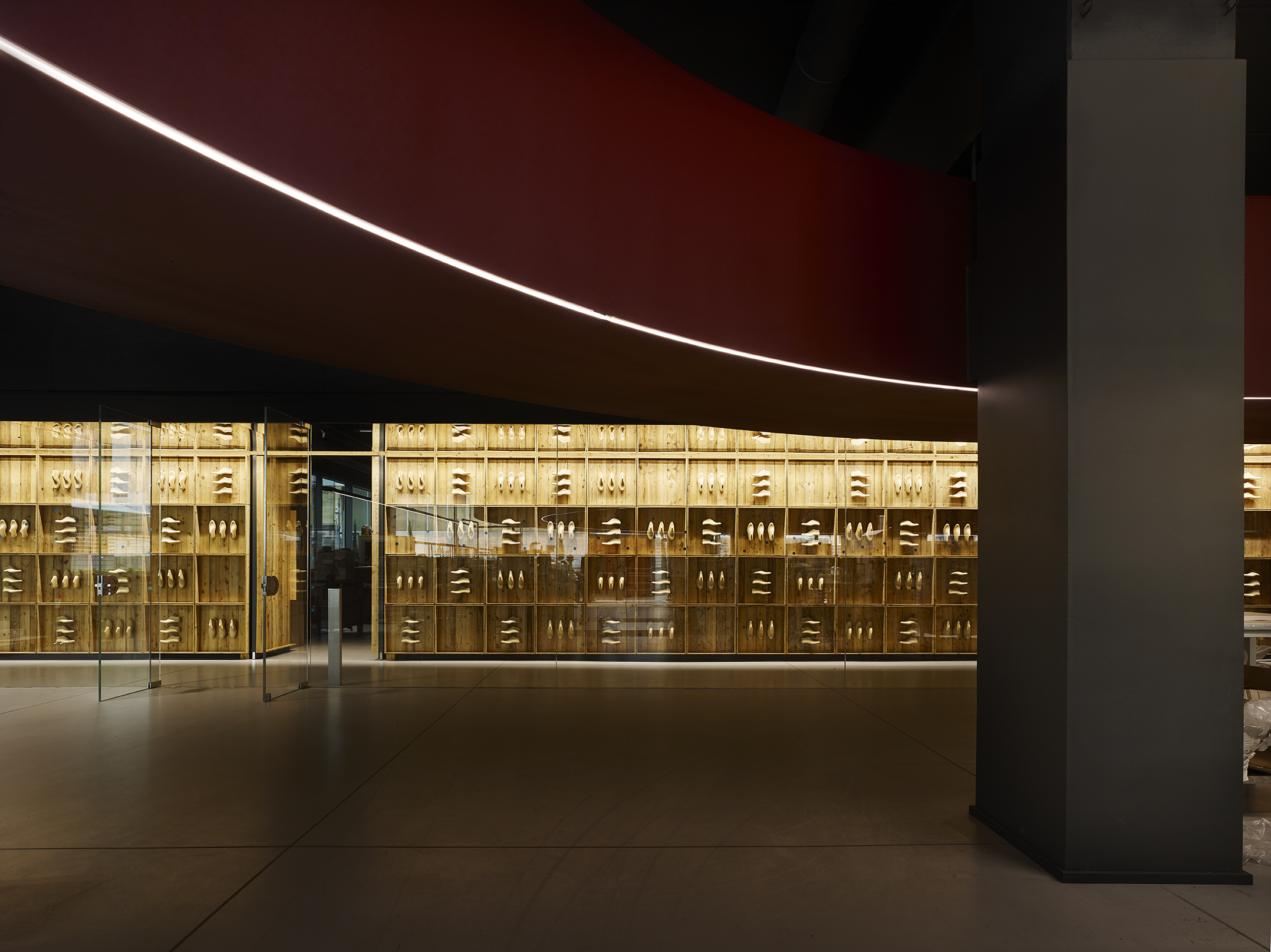 Ferragamo 工厂变身时尚秀场,室内设计展现品牌魅力-6