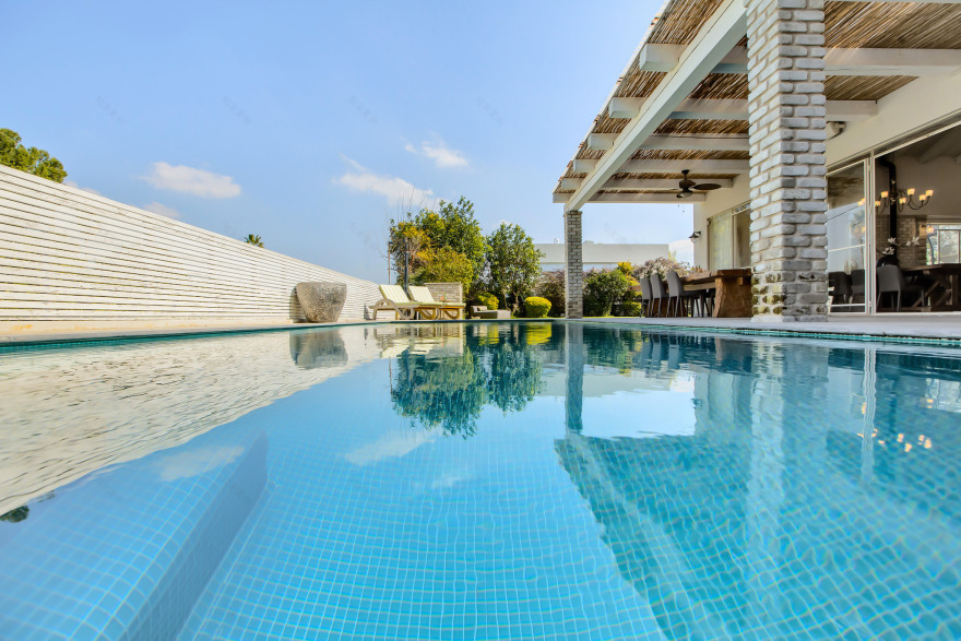 融合户外与室内的三层别墅设计-0