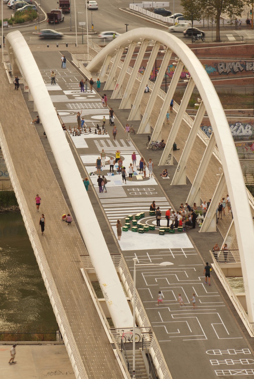 白色桥梁公共艺术装置(Di Ponte in Bianco)-0