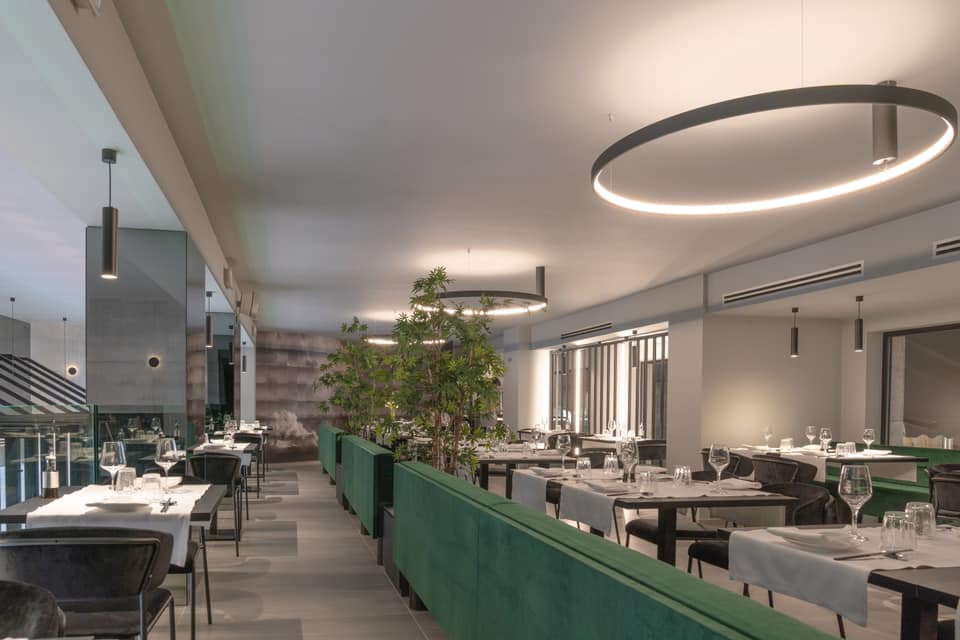 意式优雅融合日式料理,YAMA SUSHI RESTAURANT 打造精致餐饮空间-6