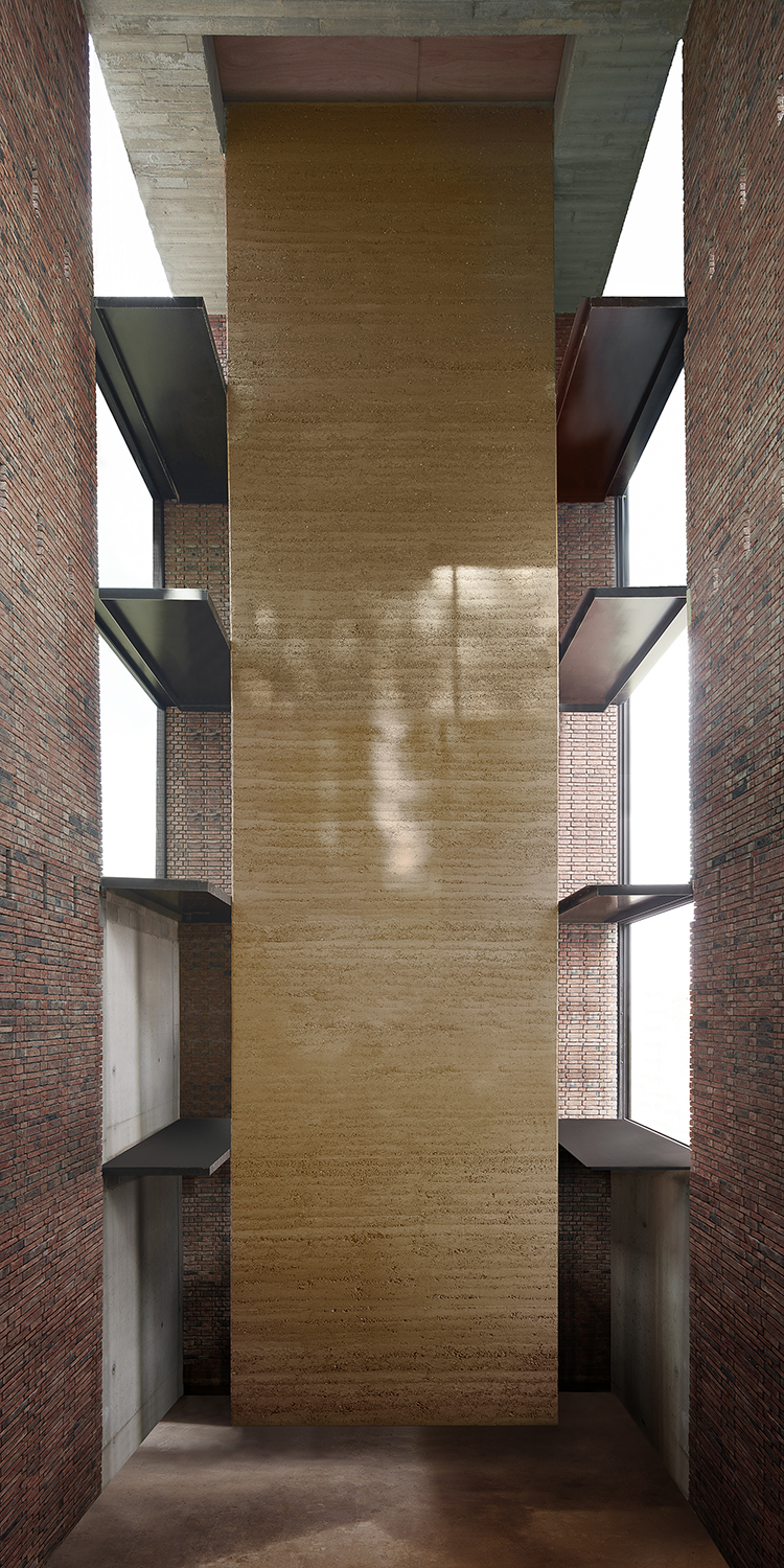 比利时 Tienen 的圆形砖房 | 40 厘米厚 15 米高的夯土墙-50