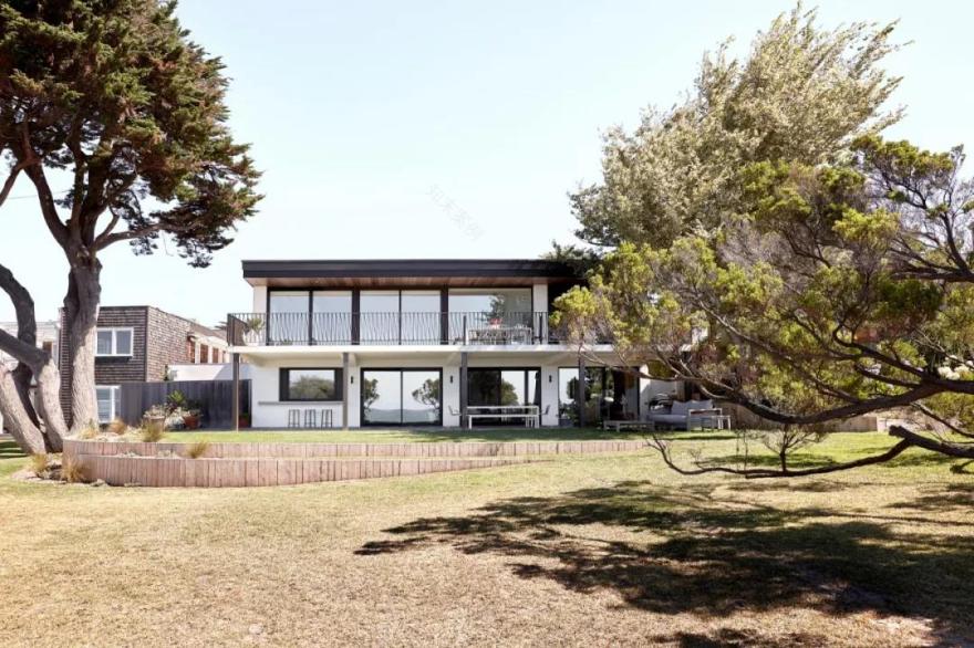 墨尔本设计公司打造精致永恒滨海住宅与“拿了就走”体验店-0