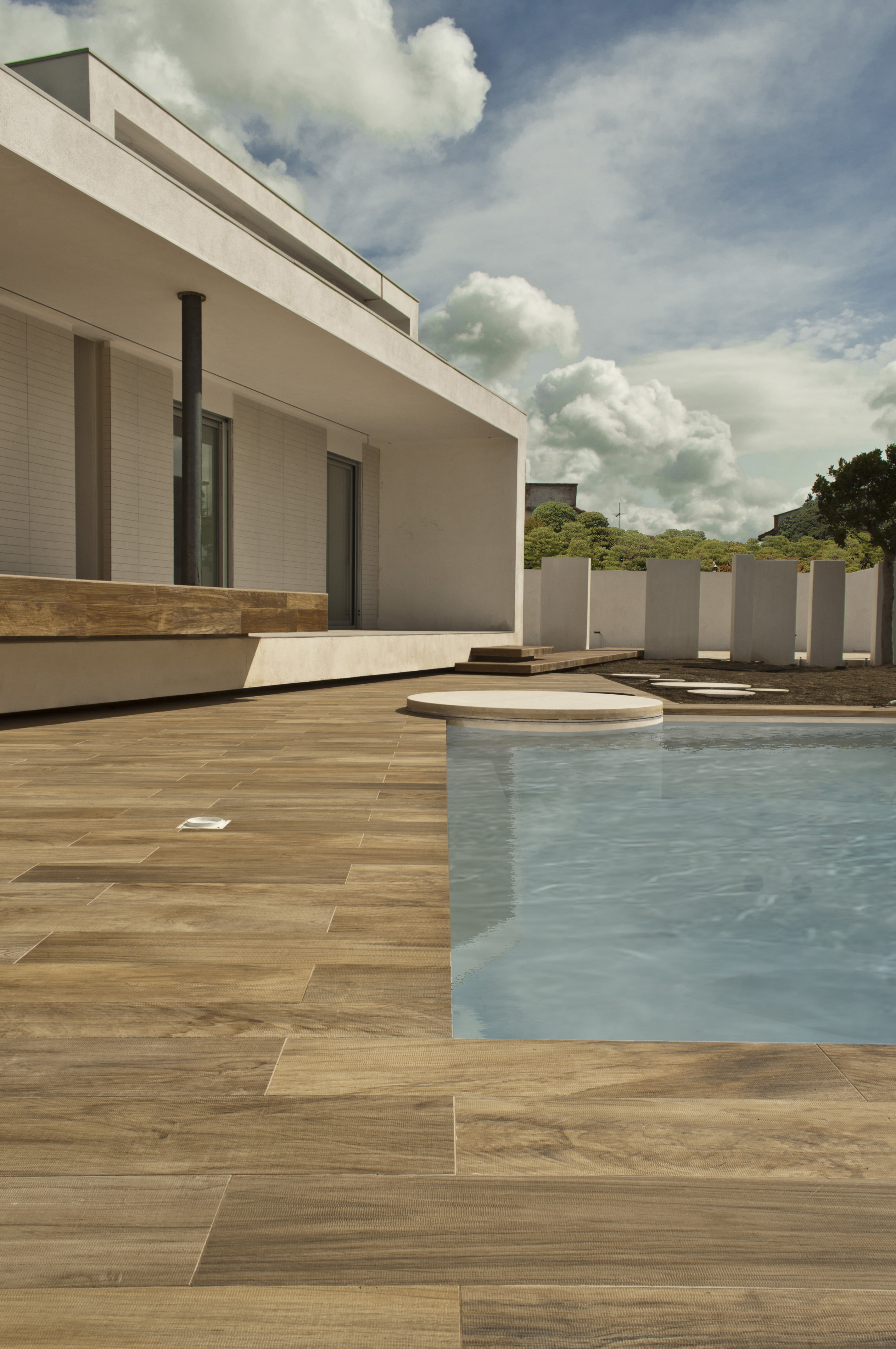 融合内外空间的白色纯净住宅-6