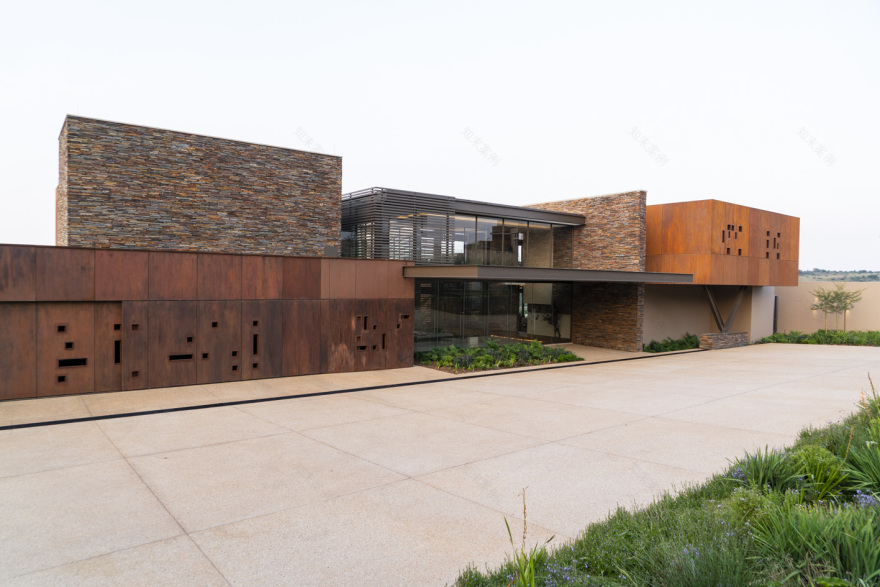 南非 Mooikloof Heights 别墅 | 室内外生活交融,景观迷人-38