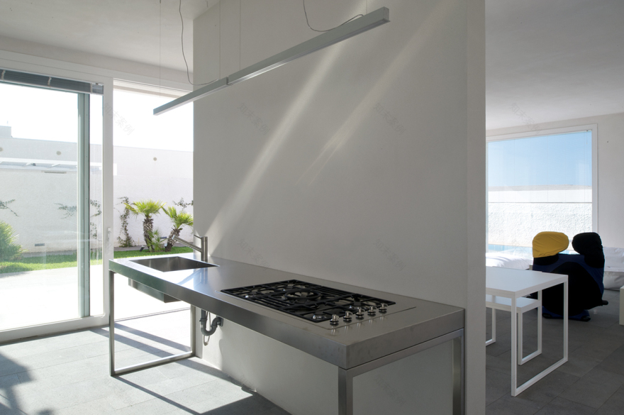 岩石与绿植共生的意式别墅设计-7