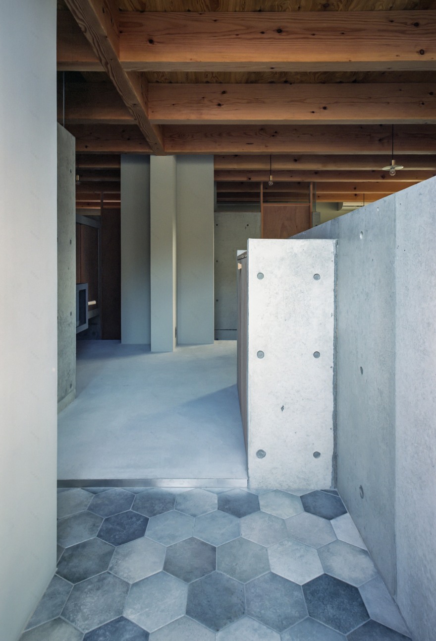 山林间的混凝土迷宫·日本 Minohshinmachi 住宅设计-7