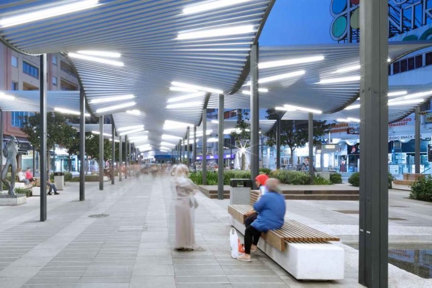 西班牙 Torremolinos 城市广场的波浪式模块化遮阳篷设计-2