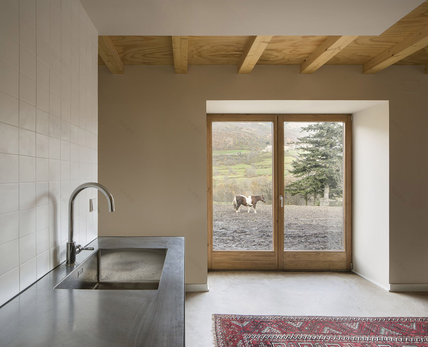 西班牙山谷中温暖色调的马养殖场住宅设计丨Aramé Studio-35