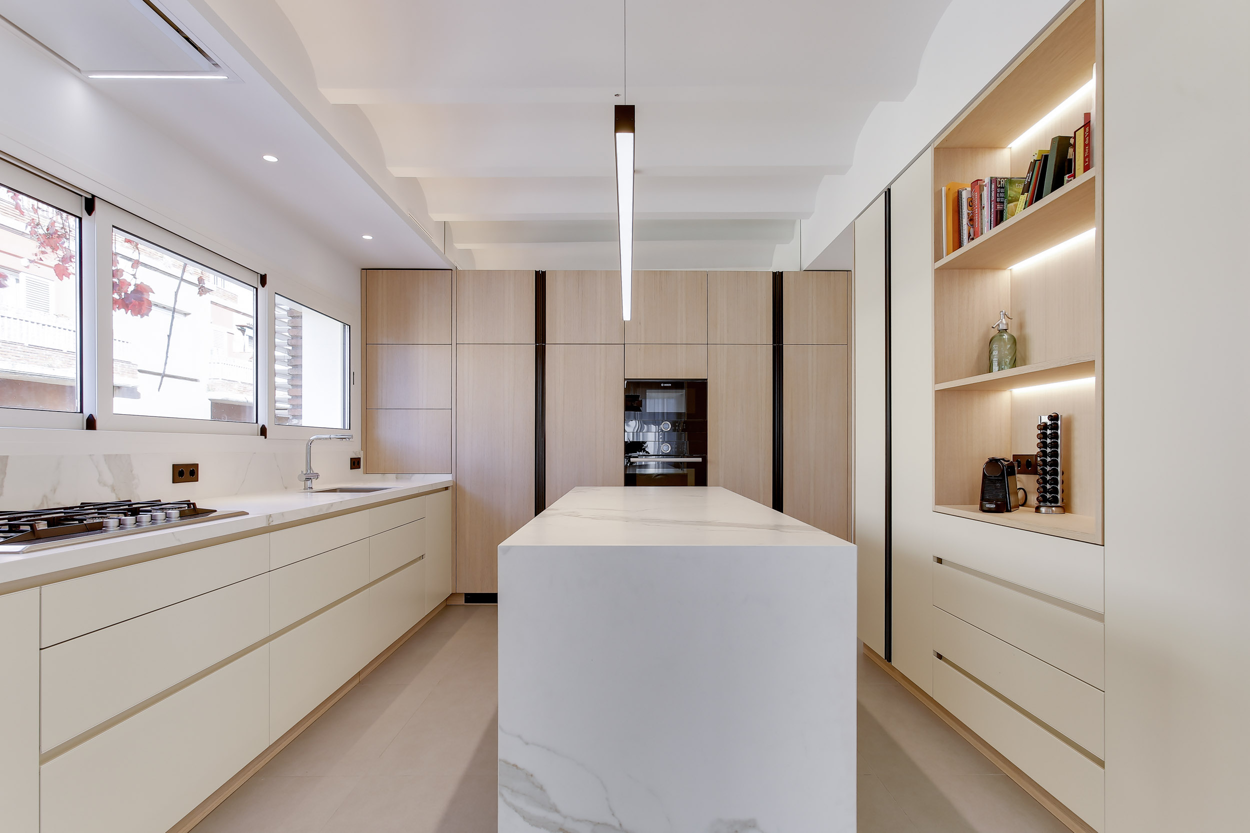 优雅的西班牙风 · LUV Studio 的现代厨房设计-0