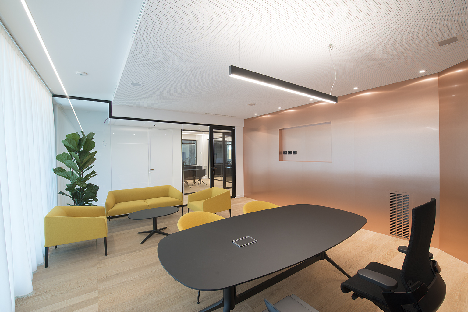 历史建筑中的现代办公室设计 | 铜、黄、木的啤酒主题空间-9