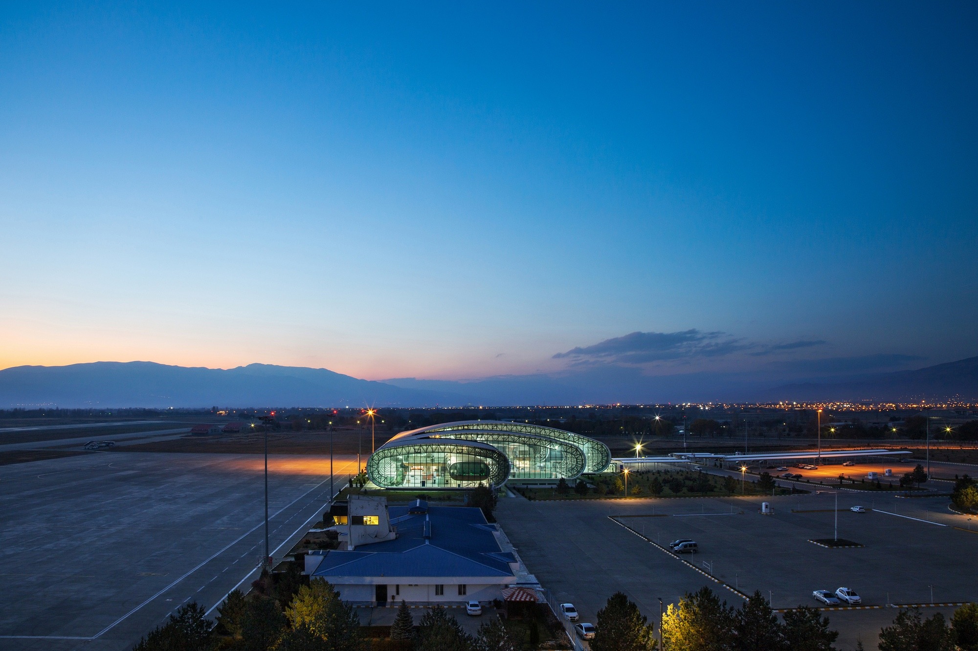 太空站般的 Erzincan 机场，现代设计理念与环保功能的完美结合-9