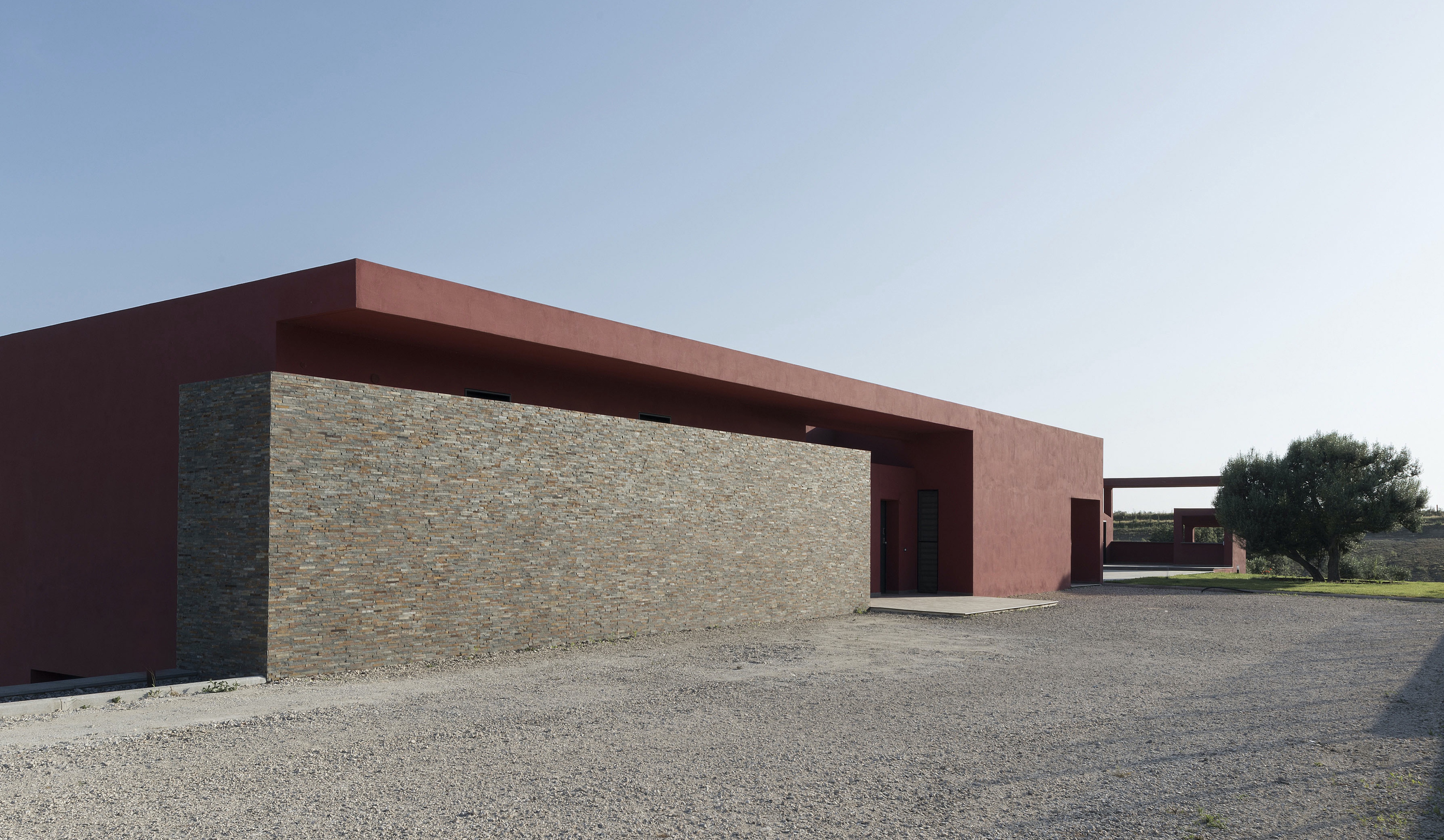 罗马北部田园别墅 | 红屋游泳池的现代建筑设计-5