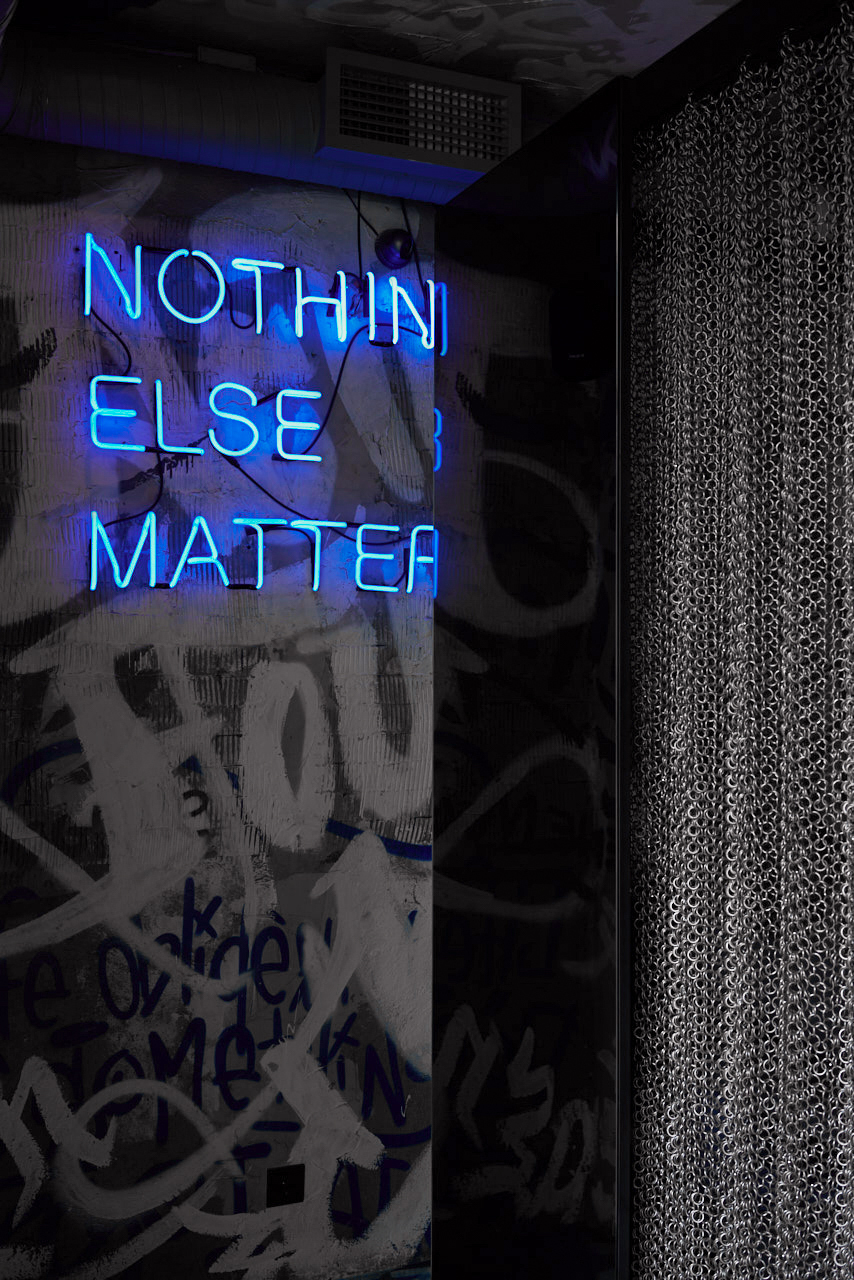 镜像世界中的迷幻休闲空间-2