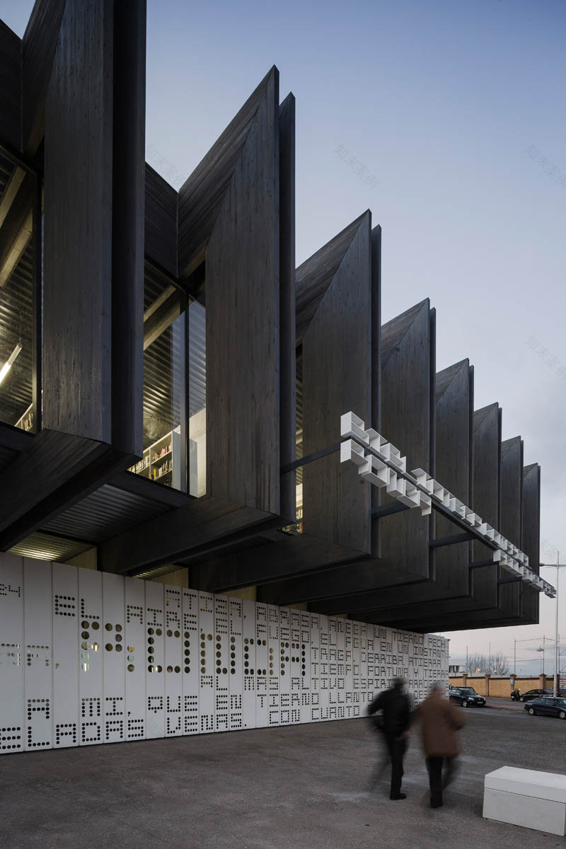 西班牙隆达市立图书馆“缩短透视”设计-5