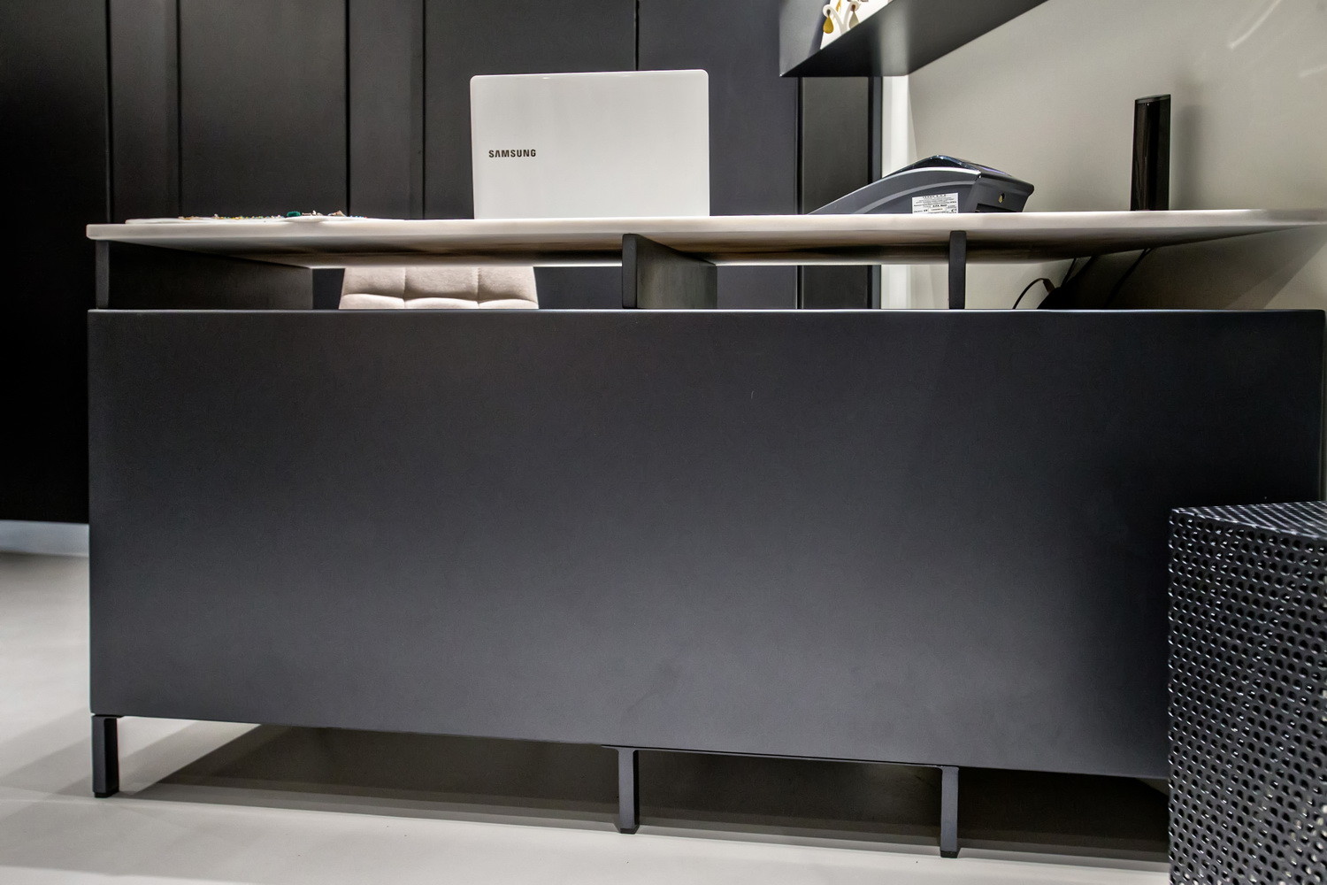 金属撞击在混凝土上丨Maria Vidali-4