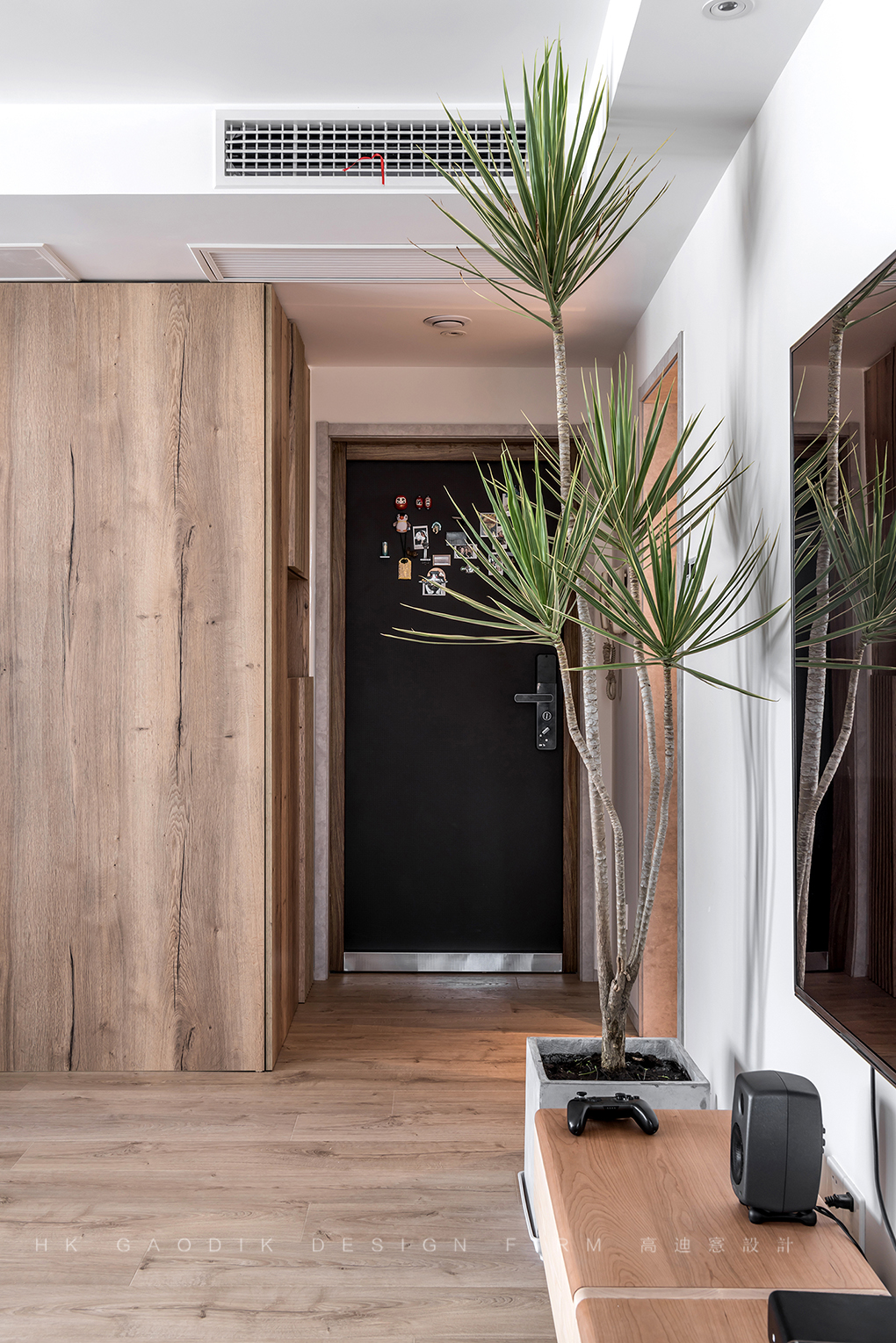 高迪愙设计事务所 | 平层住宅,控制细节平衡空间情感-9