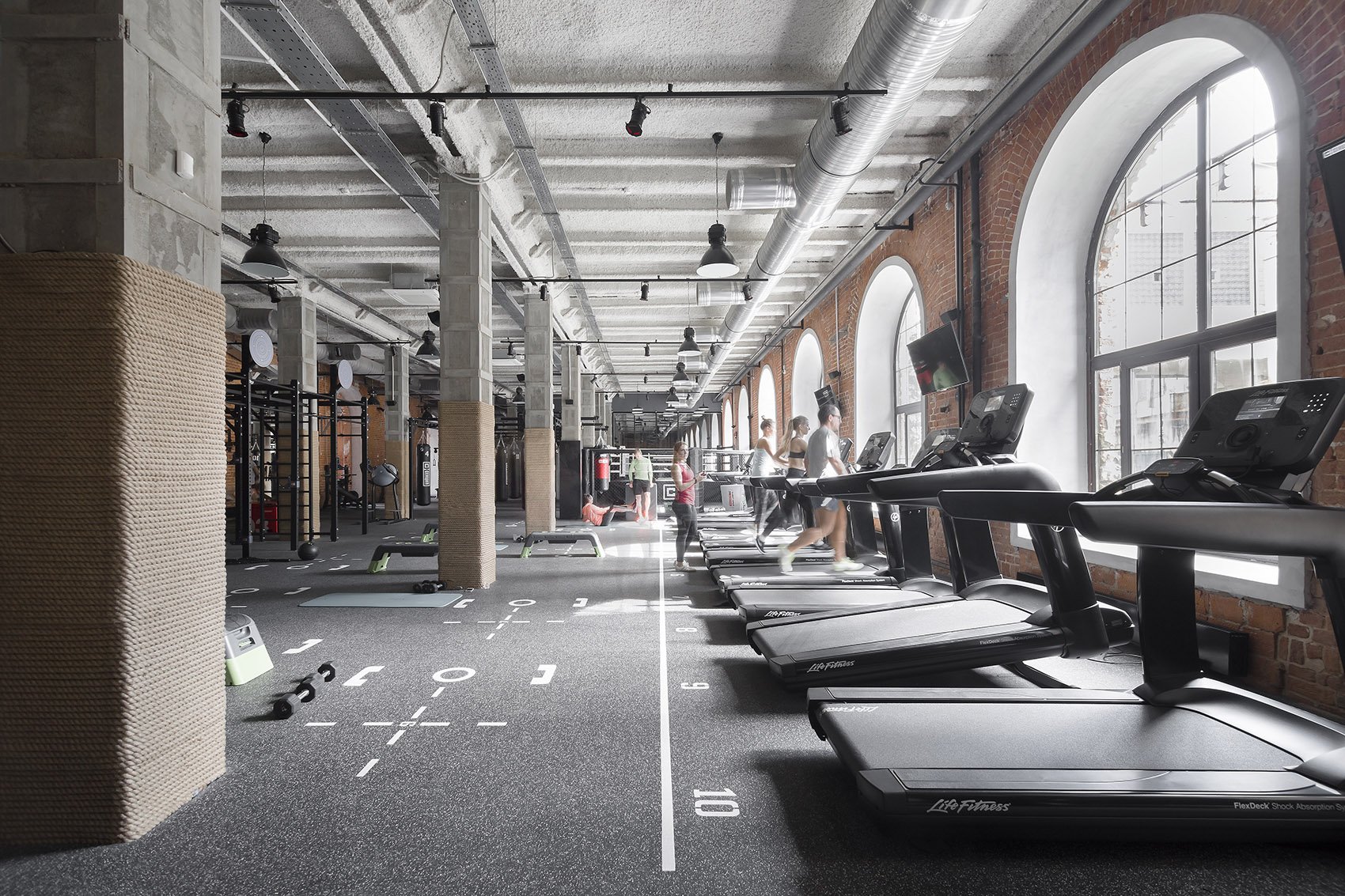 Sektsia健身房，莫斯科/纺织工厂变身充满现代感的健身俱乐部-17