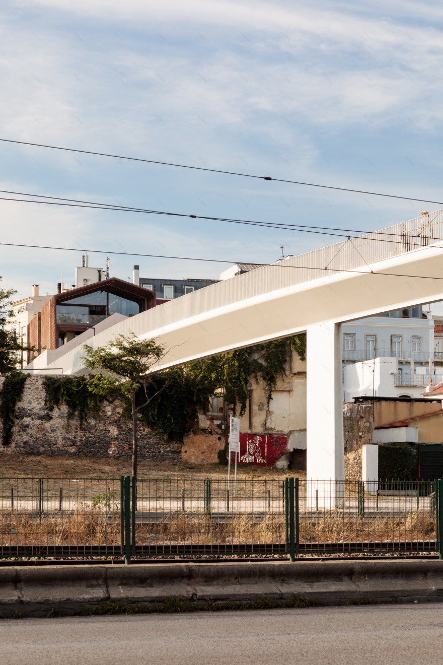 葡萄牙里斯本 Altinho 别墅,融合住宅与仓库特色的现代设计-19