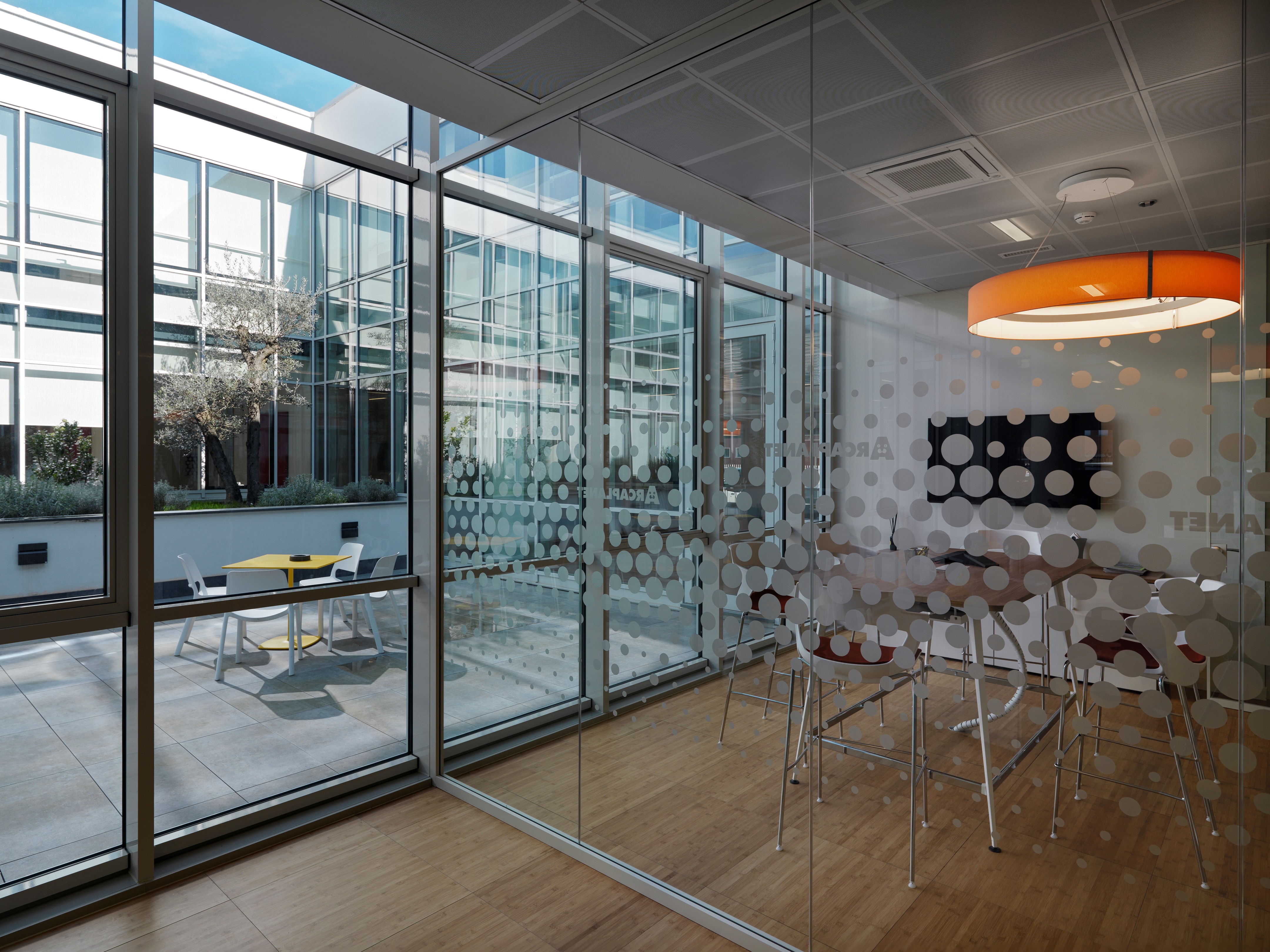 废弃工厂变身为绿色环保的 Arcaplanet 总部-6