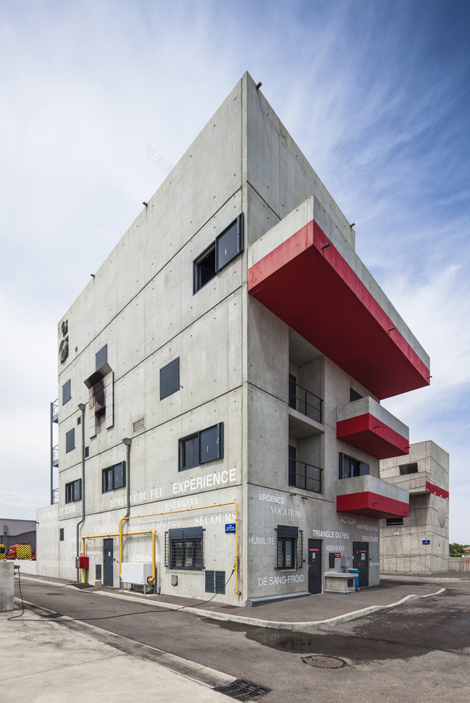 红蓝交织的消防训练中心-9