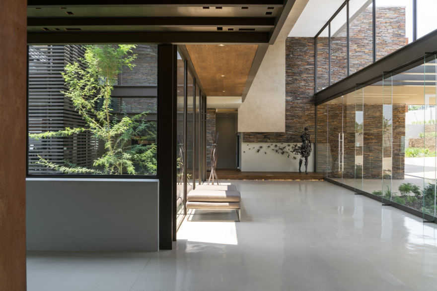 南非 Mooikloof Heights 别墅 | 室内外生活交融,景观迷人-0