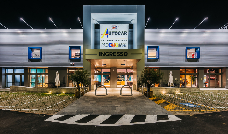 AutoCar & Paddockafe 新颖室内设计,打造一站式汽车装备购物体验-1