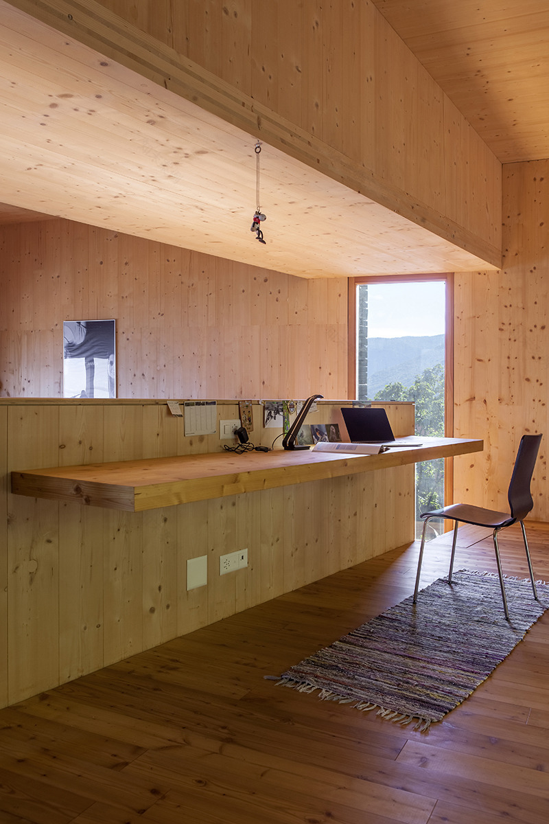 瑞士自然别墅,木质内外营造独特氛围-27