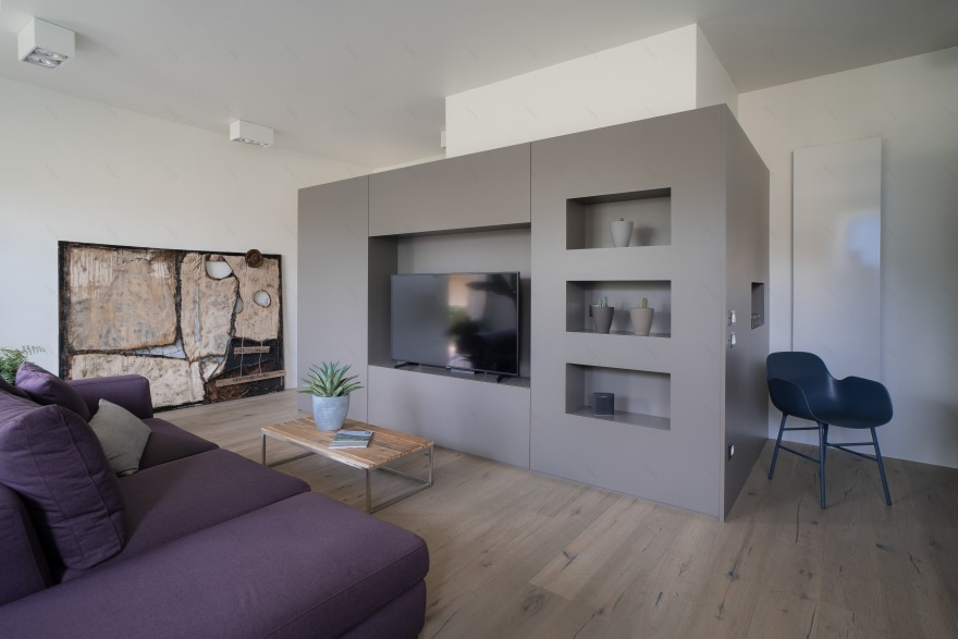 意式湖畔公寓的现代翻新-5