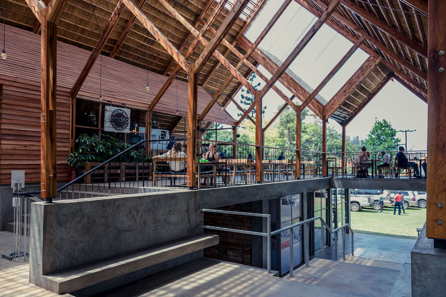 Yamasen日式餐厅，乌干达/桉树木材屋顶下的惬意清凉空间-17
