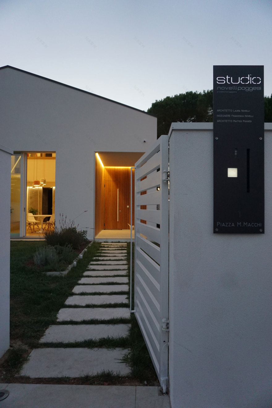 简约线条与自然材料的优雅融合——意大利 Vicarello 建筑工作室-3