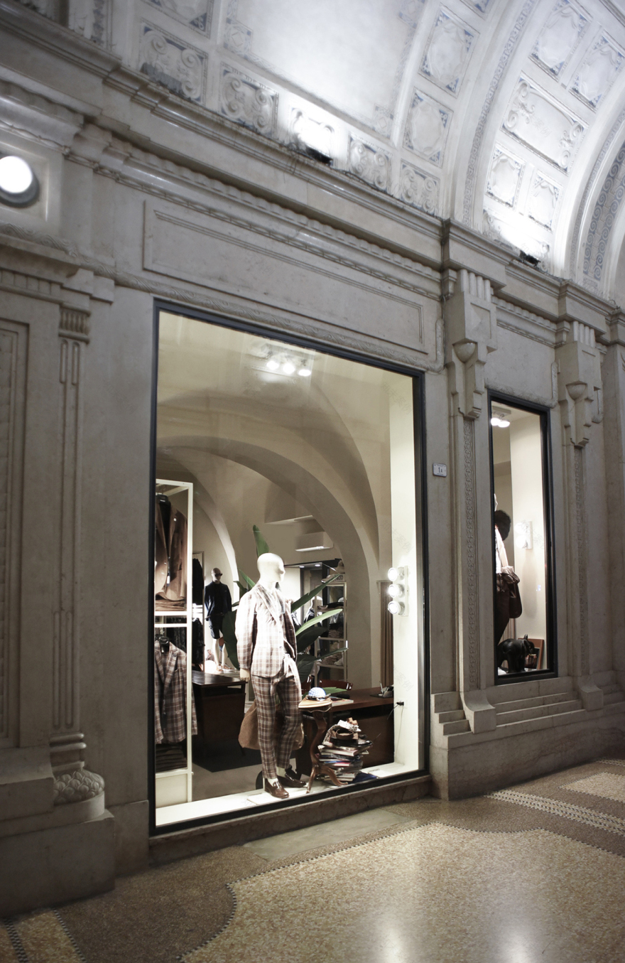意大利珠宝店变男性时装店,极简设计打造悬浮空间-9