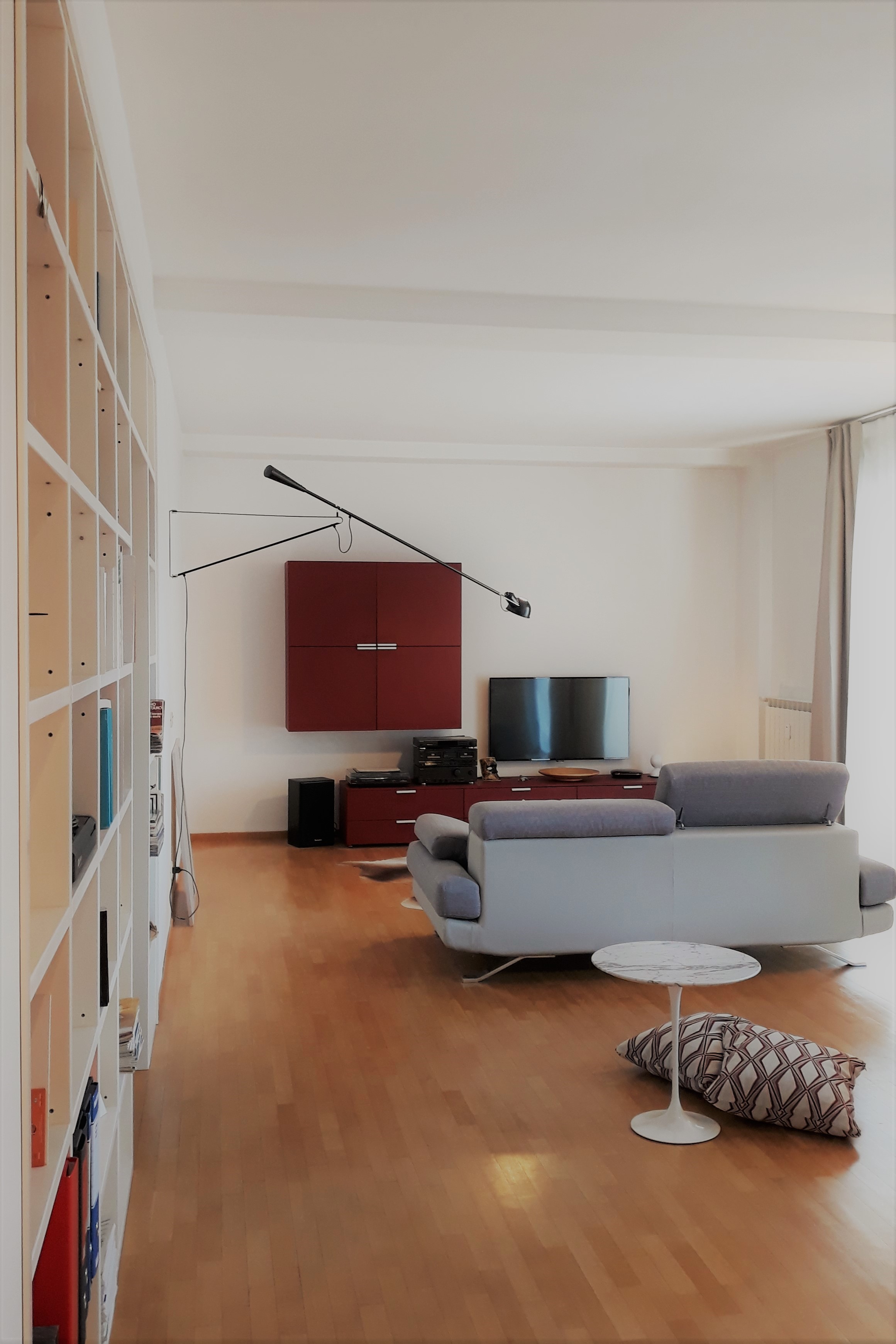 意大利 60 年代公寓翻新，日间生活区与厨房间灵动融合-2