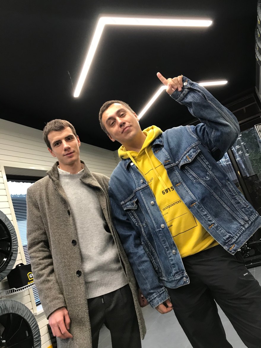 定制汽车美容车库,呈现独特照明设计-11