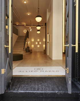 曼哈顿 Allied Maker 展示店 | 拱形壁龛与灯具结合的手工制作空间
