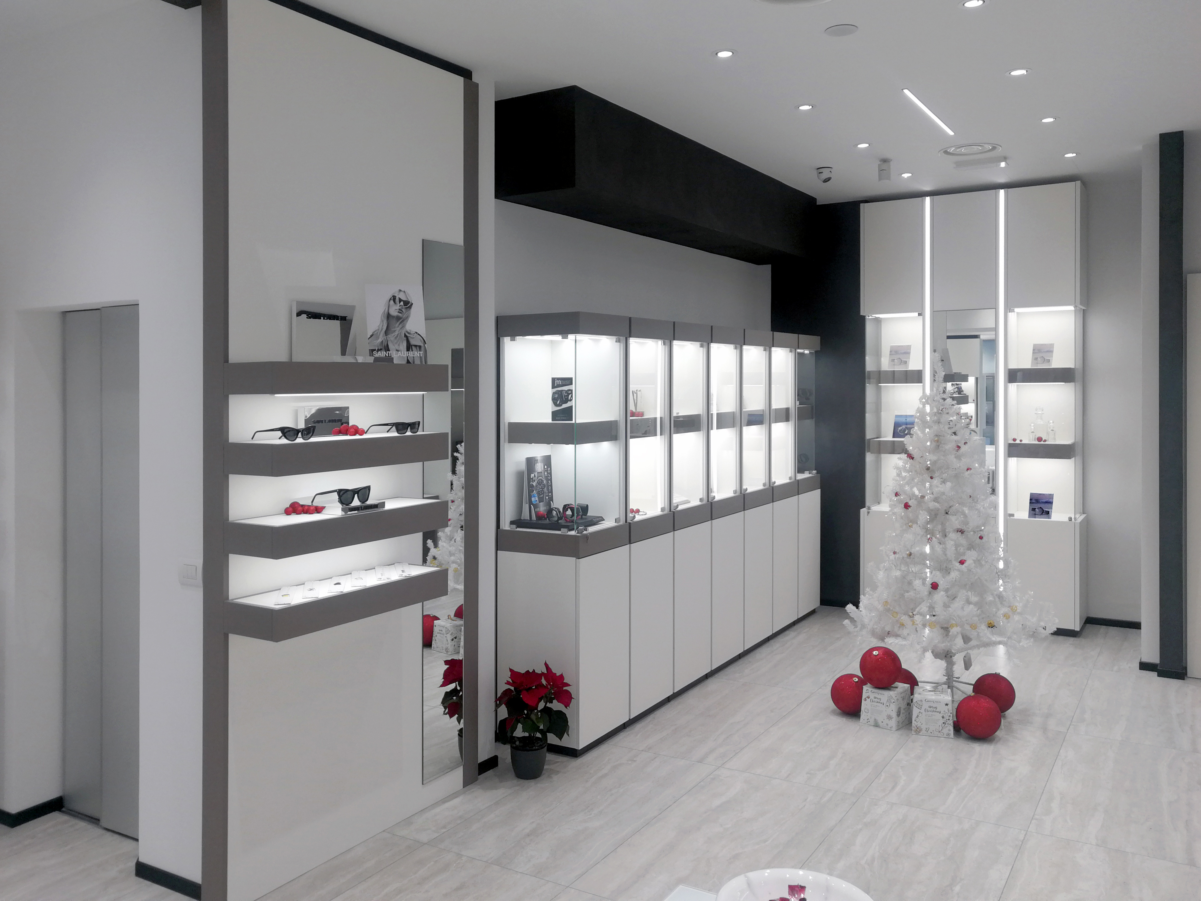 雪中圣诞树灵感的温馨珠宝店设计丨GioielleriaOttica Damiani 1927-4